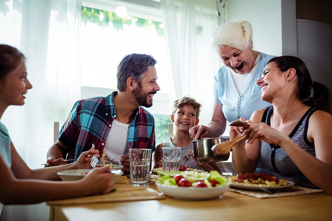 family-dinner-safe-happy Family dinner safe happy